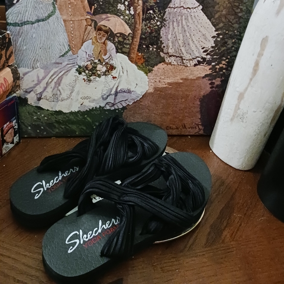 🆕Skechers♥️Black yoga comfortable Slippers on Sandals - Picture 4 of 8